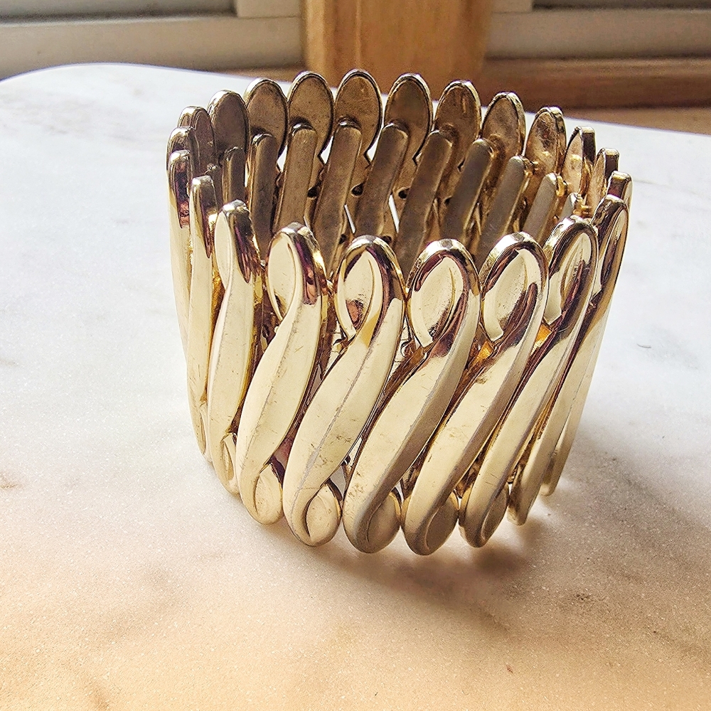 Vintage Bergere gold-tone expandable bracelet. 